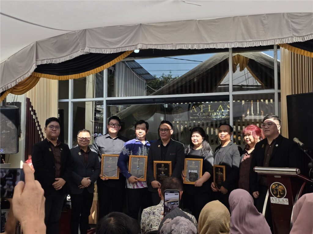 Penyerahan penghargaan pada Grand Opening Atlas Law Firm